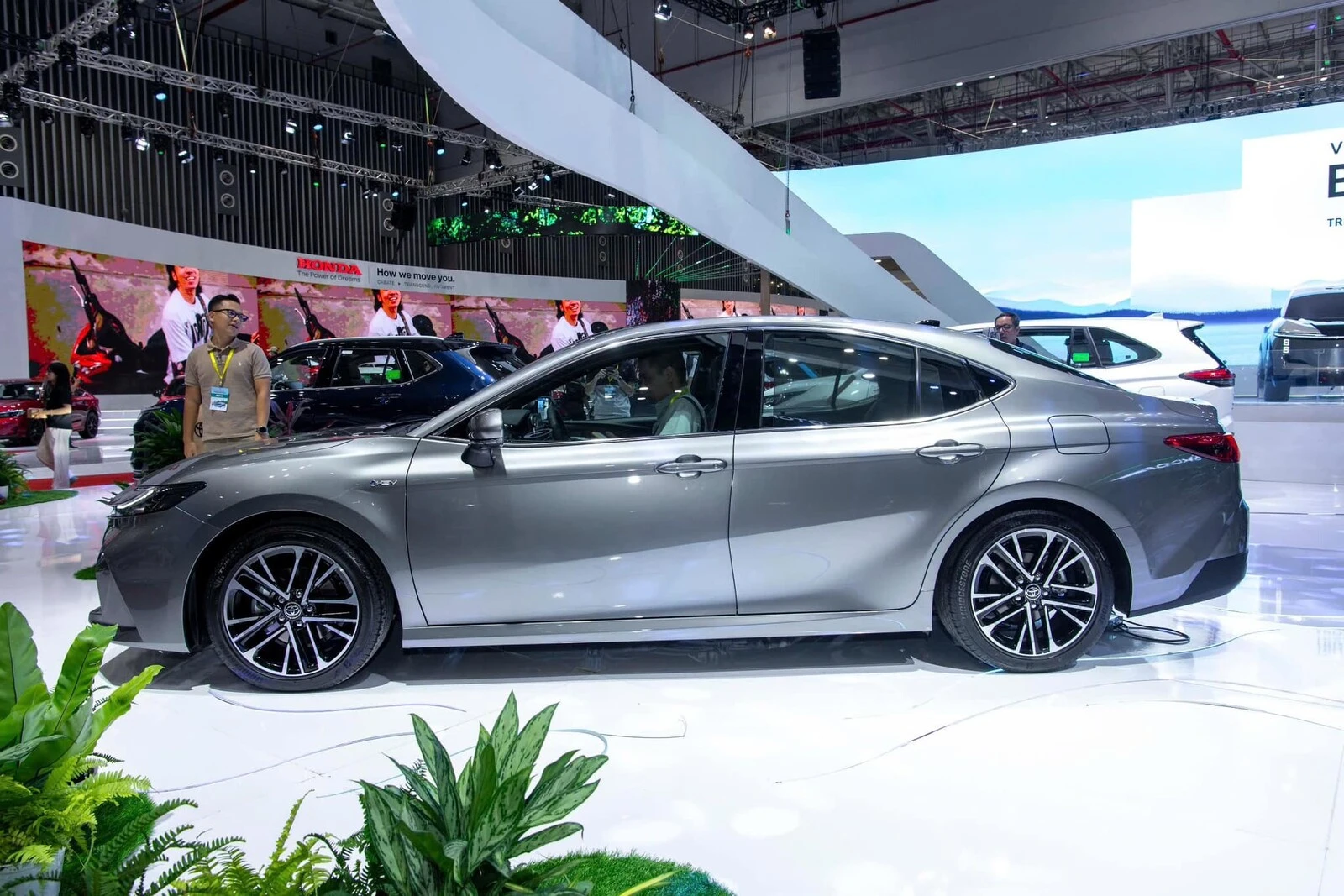 Toyota Camry HEV MID
