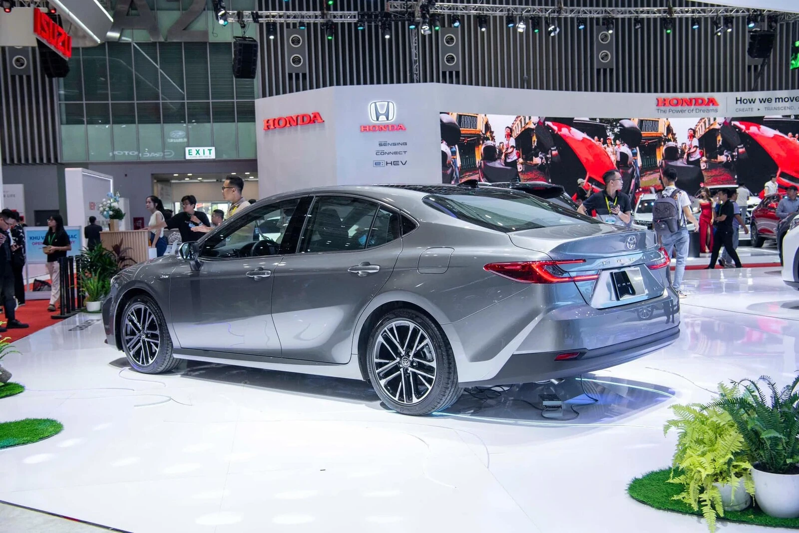 Toyota Camry HEV MID