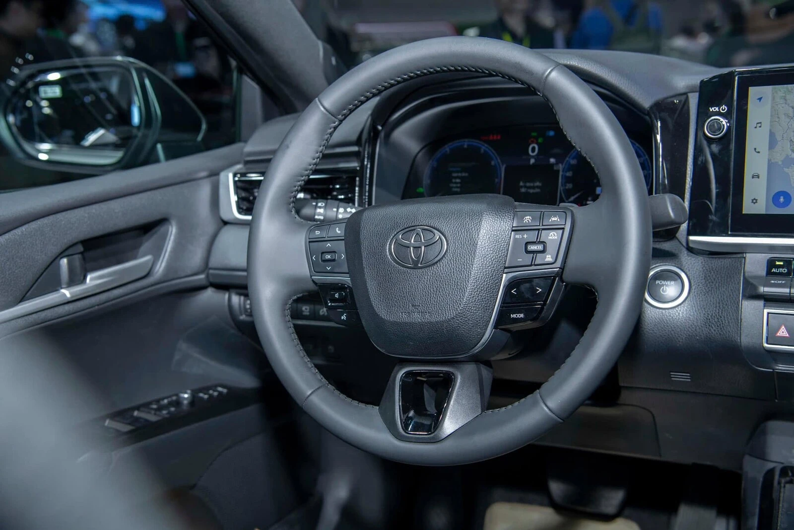 Toyota Camry HEV MID