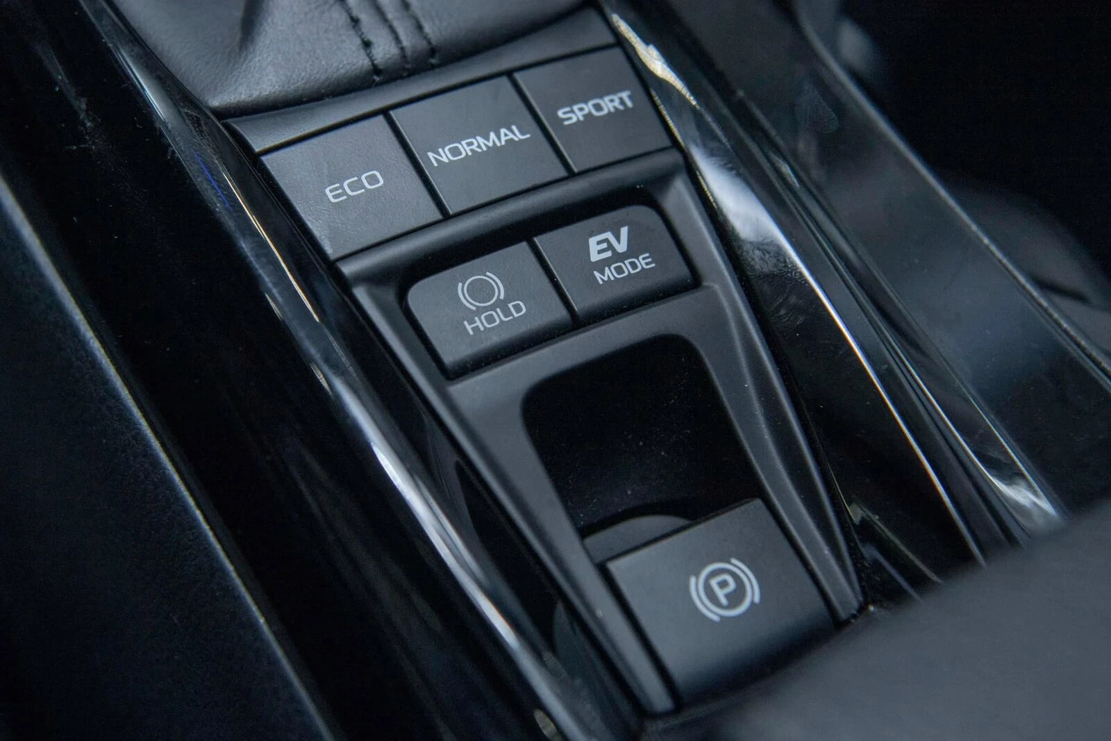 Toyota Camry HEV MID