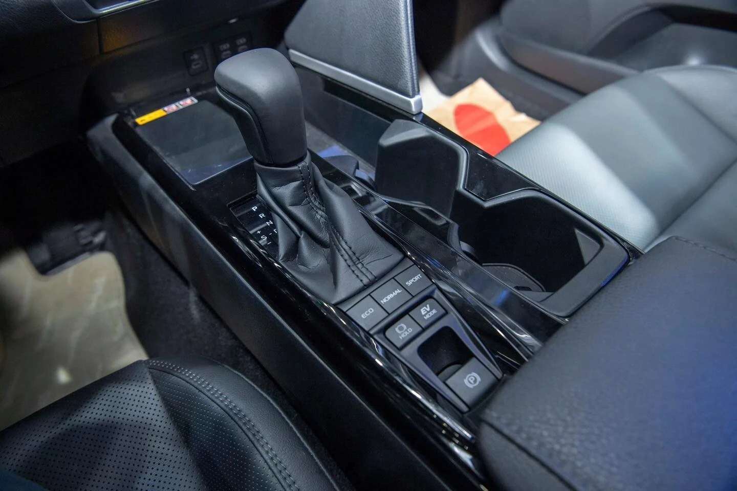 Toyota Camry HEV MID