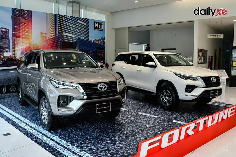 Toyota Fortuner 2.7 AT 4x2 - Hình 1